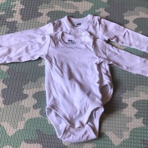 2 long sleeve body suits (set)
